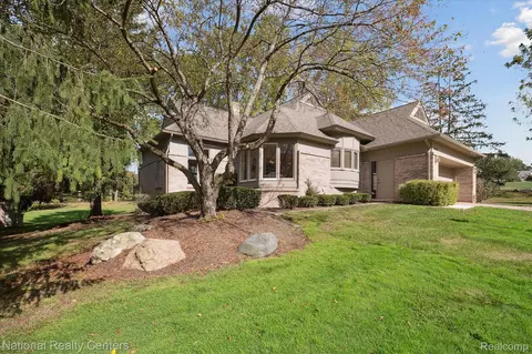 28090 Hickory Dr, Farmington Hills, MI 48331