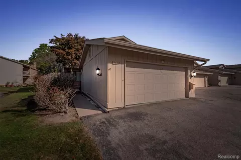 7114 Pebble Park Dr, West Bloomfield, MI 48322