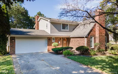 4995 Stoddard Dr, Troy, MI 48085