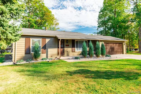 22205 Meridian Rd, Grosse Ile, MI 48138