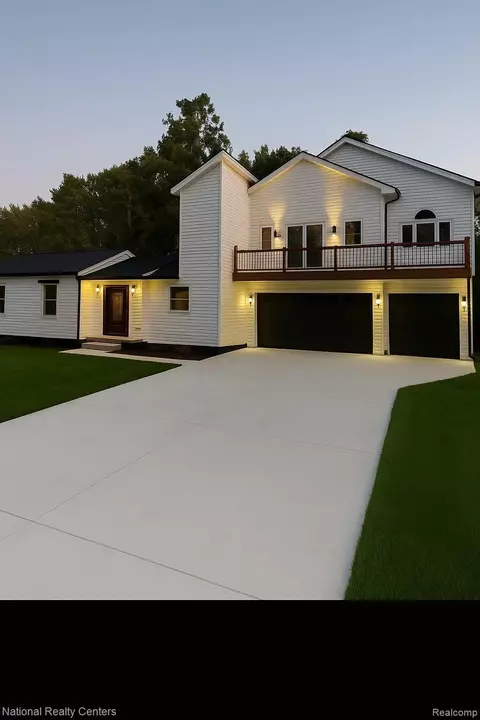 4741 Maycrest Dr, Waterford, MI 48328