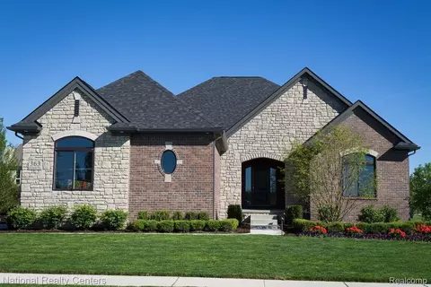 53237 Woodland Mdws, Chesterfield, MI 48047