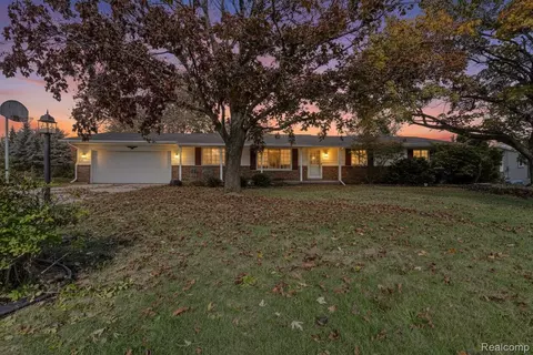 3075 Wagon Trl, Flint, MI 48507