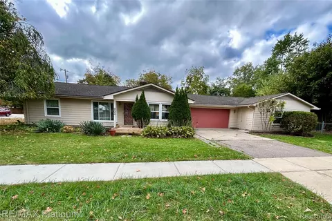 903 State St, Brighton, MI 48116