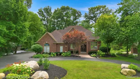 10145 Creekwood Trl, Springfield, MI 48350