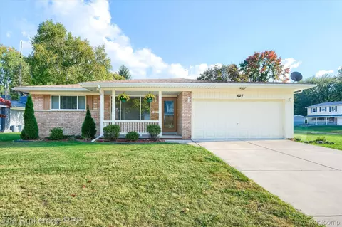 527 Amesbury Dr, Davison, MI 48423