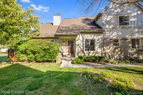 2588 Maple Forest Ct, Wixom, MI 48393