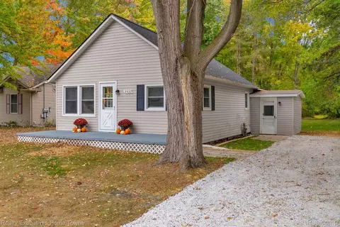 3932 Parker Rd, Fort Gratiot, MI 48059