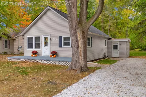 3932 Parker Rd, Fort Gratiot, MI 48059