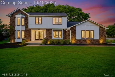 5275 Cheltenham Dr, Troy, MI 48098