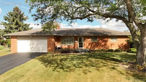 4148 Conne Mara Ln, Waterford, MI 48329