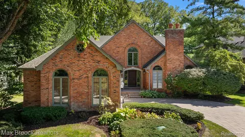 170 Kirkwood Ct, Bloomfield Hills, MI 48304