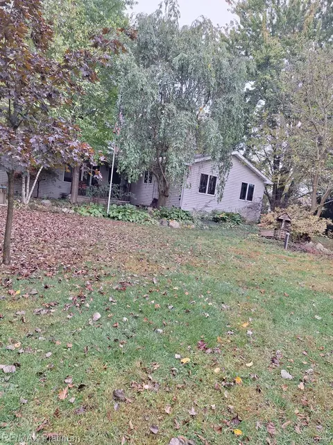 10209 Sargent Rd, Handy, MI 48836
