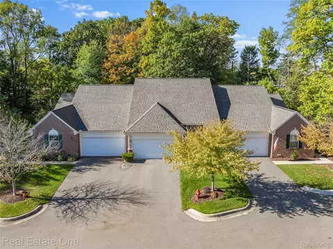 122 Pondview Ct, Brighton, MI 48116
