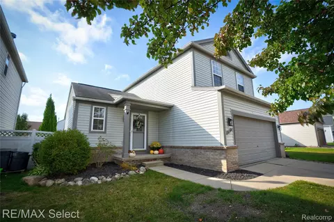 5199 Meadow Crest Cir, Grand Blanc, MI 48442