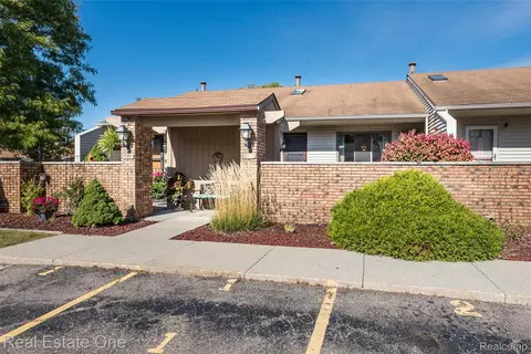 25103 Heritage #2, South Lyon, MI 48178