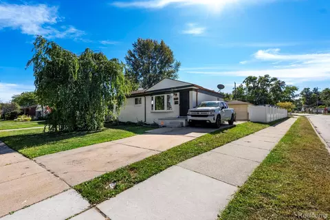 22904 Detour St, Saint Clair Shores, MI 48082