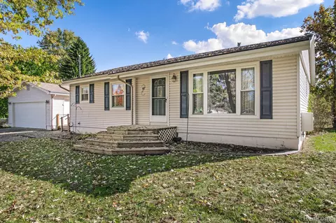 4318 Moonlight Dr, Holly, MI 48442