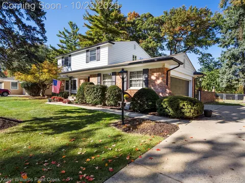 2152 Avoncrest Dr, Rochester Hills, MI 48309