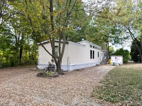 17001 Wales Dr, Macomb, MI 48044