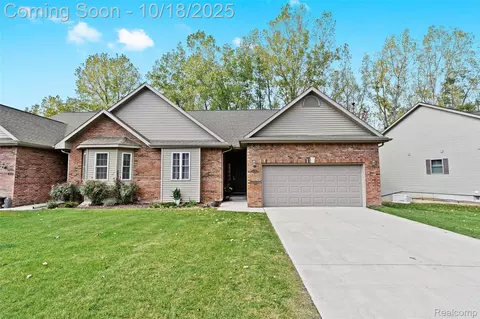 3129 Harbor Pointe Cir, Fenton, MI 48430