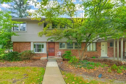1076 Stratford Ln, Bloomfield Hills, MI 48304