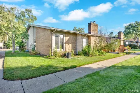 111 Willow Way, Waterford, MI 48328