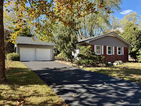 4973 Danbury Dr, Troy, MI 48085