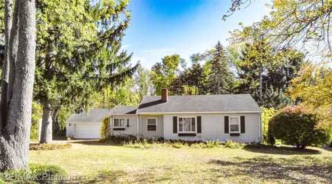 1428 N Pontiac Trl, Walled Lake, MI 48390