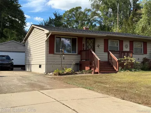 1590 Maddox St, West Bloomfield, MI 48324