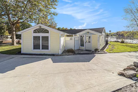 7351 Selma Dr, Fenton, MI 48430
