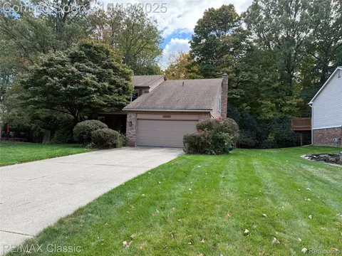 34961 Valley Forge Dr S, Farmington, MI 48331