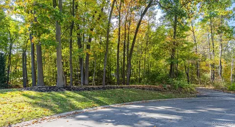 9933 Kingston Rdg, Springfield, MI 48348