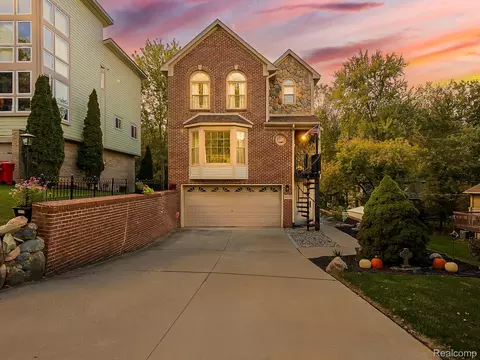 5570 Wildrose Ave, West Bloomfield, MI 48322