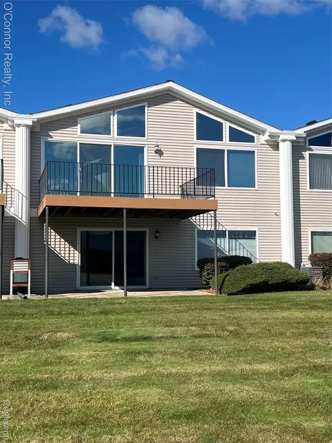 823 Crystal Ln, Marysville, MI 48040