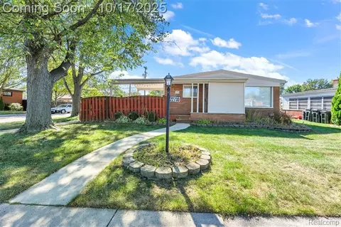 22730 Sunnyside St, Saint Clair Shores, MI 48080