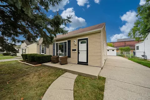 140 S Manitou Ave, Clawson, MI 48017