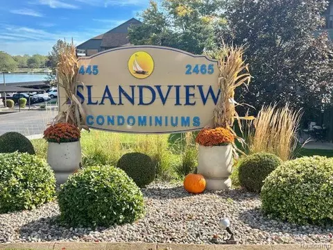 2465 Riverside Dr #212, Trenton, MI 48183