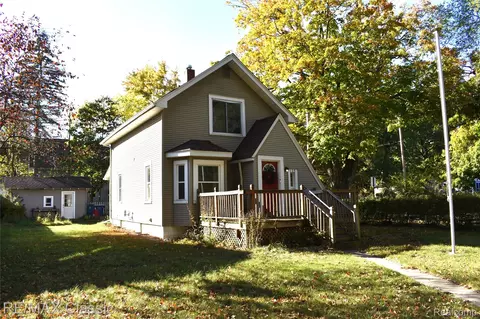 135 Park Ave, Holly, MI 48442