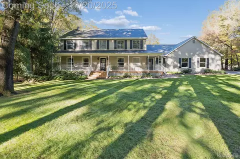 2490 Spring Grove Dr, Genoa, MI 48114