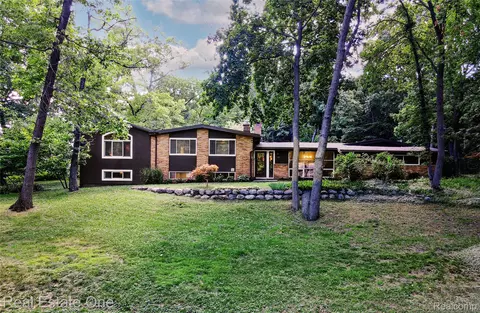 388 W Maryknoll Rd, Rochester Hills, MI 48309