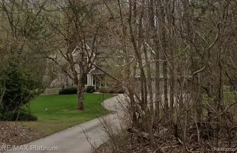 13260 White Lake Rd, Tyrone, MI 48430