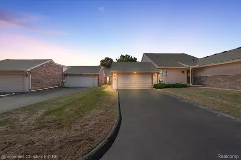 35509 Heritage Ln, Farmington, MI 48335