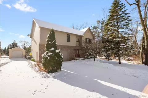 2160 Dean Dr, Highland, MI 48356