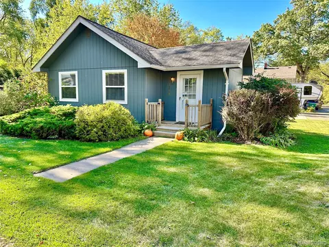 3206 Rio Vis, Commerce, MI 48382
