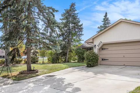 3373 Auburn Dr, Troy, MI 48083