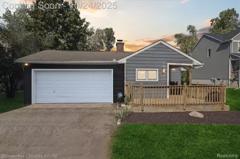 4066 Green Lake Rd, West Bloomfield, MI 48324