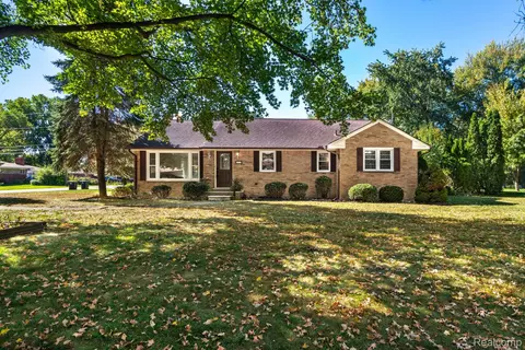 14127 Hillcrest St, Livonia, MI 48154