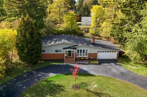 2622 Pine Ridge Rd, West Bloomfield, MI 48324