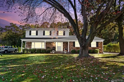 5265 Greenfield Rd, Brighton, MI 48114